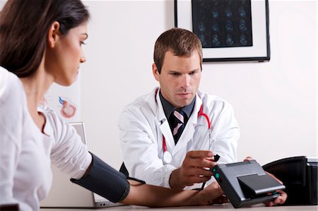 simsearch:644-03659667,k - Doctor taking patient's blood pressure Foto de stock - Sin royalties Premium, Código: 644-03659666