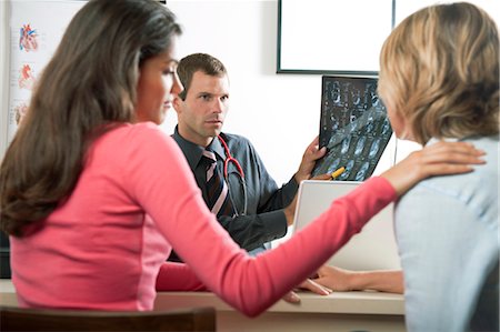 schlechte neuigkeiten - Woman consoling patient at doctor's visit Foto de stock - Sin royalties Premium, Código: 644-03659677