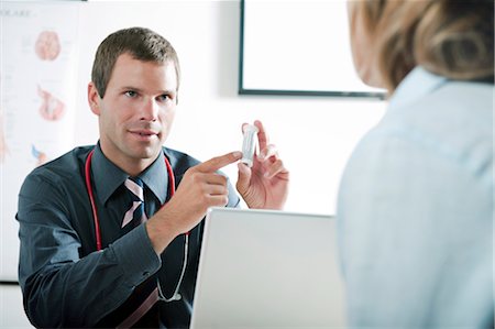 simsearch:644-03659667,k - Doctor holding bottle of pills for patient Foto de stock - Sin royalties Premium, Código: 644-03659680