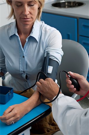 Doctor taking patient's blood pressure Foto de stock - Sin royalties Premium, Código: 644-03672116