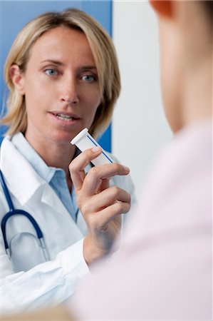 prescribed - Doctor giving patient medicine Foto de stock - Sin royalties Premium, Código: 644-03672117