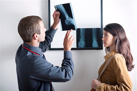 Doctor and patient looking at xray Foto de stock - Sin royalties Premium, Código: 644-03672144