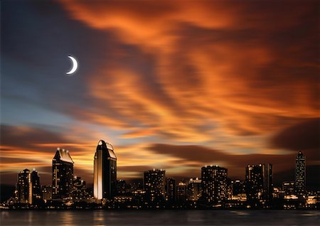Skyline de nuit d'une ville futuriste avec des nuages rouges et nouvelle lune Photographie de stock - Premium Libres de Droits, Code: 645-01538105