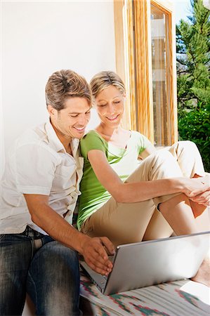 simsearch:649-06489213,k - Couple using laptop together Foto de stock - Sin royalties Premium, Código: 649-04247654