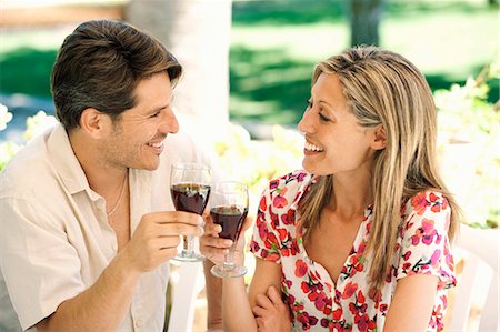 fun dinner - Couple toasting each other outdoors Foto de stock - Sin royalties Premium, Código: 649-04247673