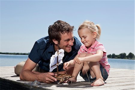Vater und Tochter spielt am dock Stockbilder - Premium RF Lizenzfrei, Bildnummer: 649-04247686
