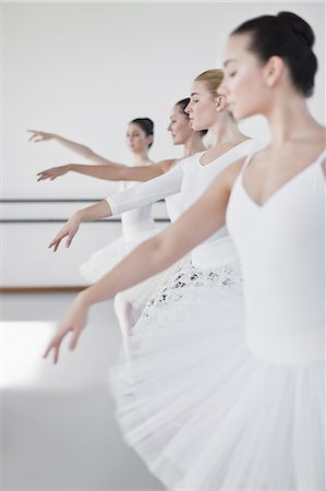 Ballet dancers posing in studio Foto de stock - Sin royalties Premium, Código: 649-04247987