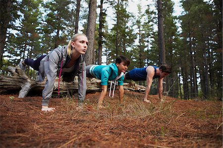 simsearch:6122-08229659,k - Runners doing push-ups in forest Foto de stock - Royalty Free Premium, Número: 649-04248353