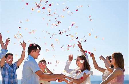 Amis, célébrer le couple de jeunes mariés Photographie de stock - Premium Libres de Droits, Code: 649-04248513