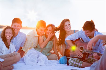 simsearch:6122-07703959,k - People relaxing together on beach Foto de stock - Royalty Free Premium, Número: 649-04248585