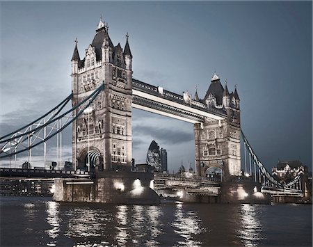 Tower Bridge illuminé la nuit Photographie de stock - Premium Libres de Droits, Code: 649-04248596