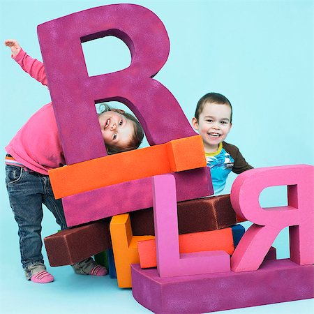 Jeunes enfants jouer avec les lettres surdimensionnés Photographie de stock - Premium Libres de Droits, Code: 649-04248658