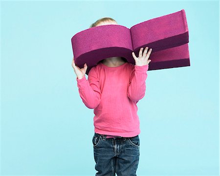 Enfant jouant avec lettres surdimensionnés Photographie de stock - Premium Libres de Droits, Code: 649-04248659