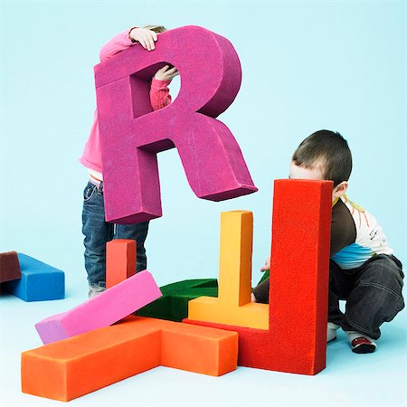 Jeunes enfants jouer avec les lettres surdimensionnés Photographie de stock - Premium Libres de Droits, Code: 649-04248660