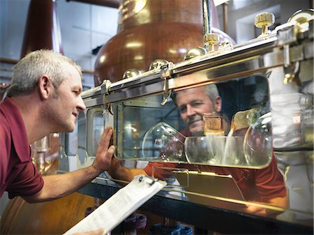fábrica de cerveza - Worker checking whisky in distillery Foto de stock - Sin royalties Premium, Código: 649-04248748