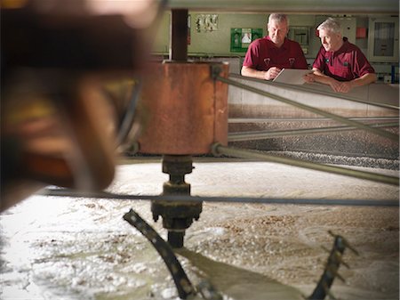 fábrica de cerveza - Workers checking whisky in distillery Foto de stock - Sin royalties Premium, Código: 649-04248743