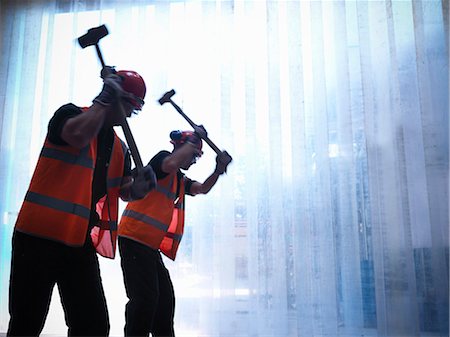Workers using hammers together Foto de stock - Sin royalties Premium, Código: 649-04248804