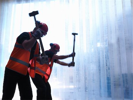 Workers using hammers together Foto de stock - Sin royalties Premium, Código: 649-04248805