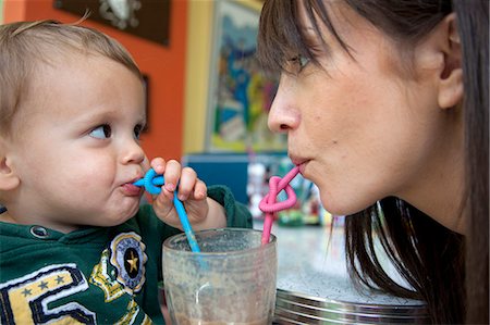 smoothie woman - Mother and baby son using curly straws Foto de stock - Sin royalties Premium, Código: 649-04248856