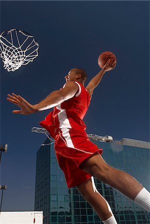 score - Joueur de basket-ball sur le point de dunk Photographie de stock - Premium Libres de Droits, Code: 649-04248875