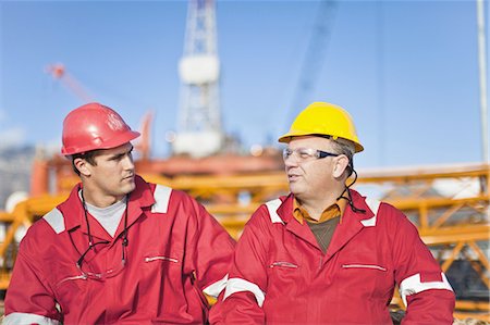 Workers talking on oil rig Foto de stock - Sin royalties Premium, Código: 649-04827635