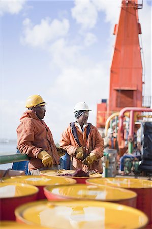 Workers standing on oil rig Foto de stock - Sin royalties Premium, Código: 649-04827646