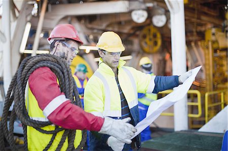 Travailleurs, examen des plans sur la plate-forme de forage pétrolier Photographie de stock - Premium Libres de Droits, Code: 649-04827697