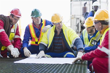 Travailleurs, examen des plans sur la plate-forme de forage pétrolier Photographie de stock - Premium Libres de Droits, Code: 649-04827699