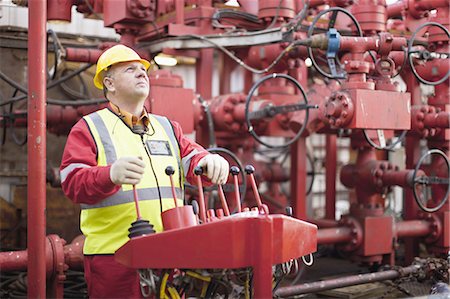 panneaux de contrôle - Travailleurs utilisant des machines sur la plate-forme de forage pétrolier Photographie de stock - Premium Libres de Droits, Code: 649-04827708