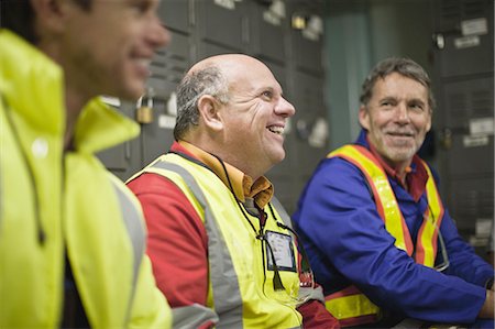 pétrole - Travailleurs assis dans les vestiaires Photographie de stock - Premium Libres de Droits, Code: 649-04827702