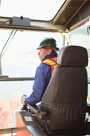 plataforma petrolífera marítima - Worker operating machinery on oil rig Foto de stock - Sin royalties Premium, Código: 649-04827716