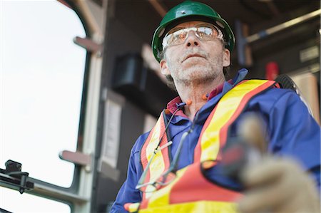 Worker operating machinery on oil rig Foto de stock - Sin royalties Premium, Código: 649-04827718