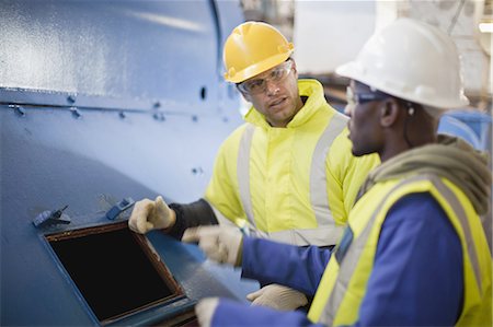 dock worker pictures - Travailleurs examinant les machines sur la plate-forme de forage pétrolier Photographie de stock - Premium Libres de Droits, Code: 649-04827711