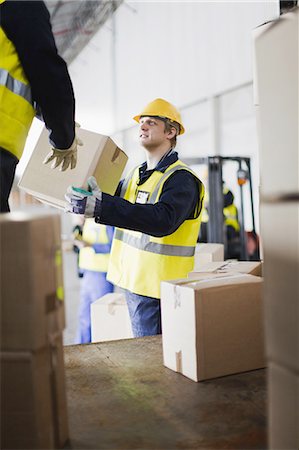 empilhadeira - Workers unloading boxes from truck Foto de stock - Royalty Free Premium, Número: 649-04827764