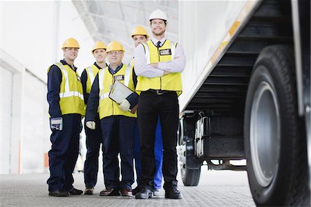 Workers standing by truck in warehouse Foto de stock - Sin royalties Premium, Código: 649-04827769