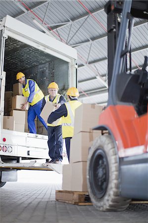 Workers unloading boxes from truck Foto de stock - Sin royalties Premium, Código: 649-04827777