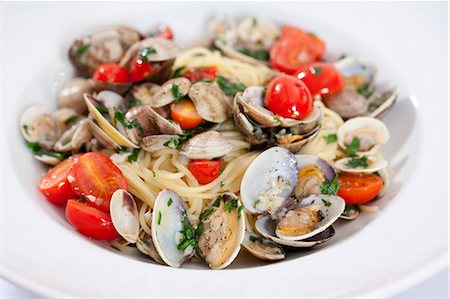 Close up of plate of shellfish pasta Foto de stock - Sin royalties Premium, Código: 649-04828016