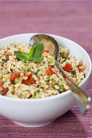 Close up of bowl of tabbouleh Foto de stock - Sin royalties Premium, Código: 649-04828019