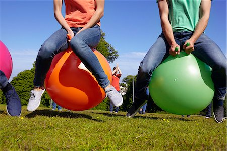 sautiller - Équipes de course sur les ballons d'exercices Photographie de stock - Premium Libres de Droits, Code: 649-05520724