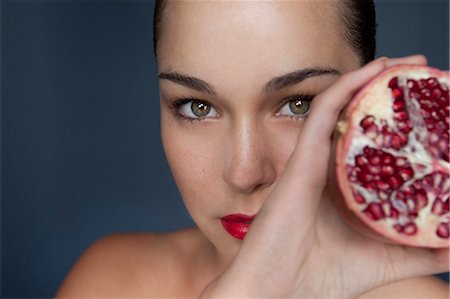 Woman holding halved pomegranate Foto de stock - Sin royalties Premium, Código: 649-05520808