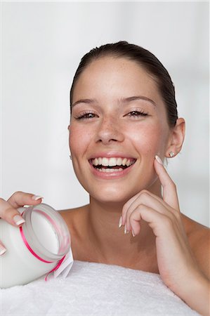 simsearch:649-09207446,k - Woman rubbing moisturizer on her face Foto de stock - Royalty Free Premium, Número: 649-05520821