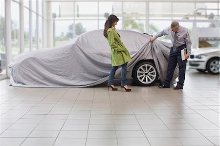 Vendeur de voitures affichant la voiture pour femme Photographie de stock - Premium Libres de Droits, Code: 649-05521289