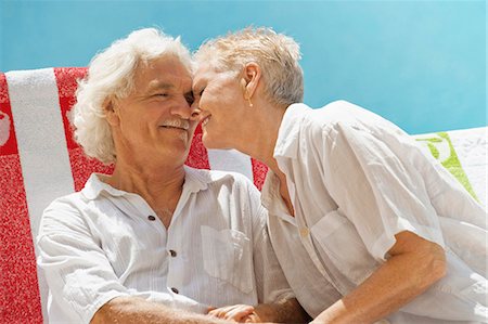 simsearch:649-05521392,k - Older couple hugging outdoors Foto de stock - Sin royalties Premium, Código: 649-05521395