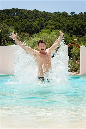 simsearch:649-05521406,k - Homme éclaboussures dans la piscine Photographie de stock - Premium Libres de Droits, Code: 649-05521416