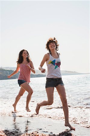 Women running in waves on beach Foto de stock - Sin royalties Premium, Código: 649-05521446