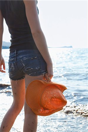femenino - Woman carrying sunhat on beach Stock Photo - Premium Royalty-Free, Code: 649-05521456
