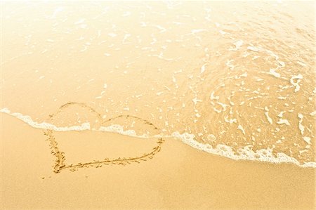 simsearch:614-03455076,k - Heart in sand washed away by waves Stock Photo - Premium Royalty-Free, Code: 649-05521536