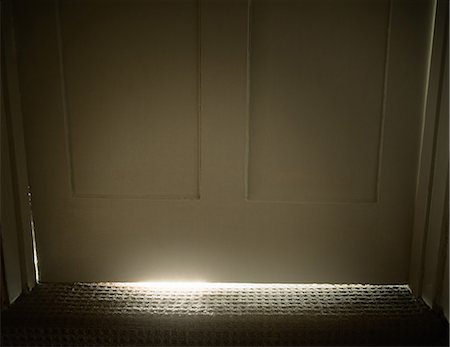 Light glowing from under door Foto de stock - Sin royalties Premium, Código: 649-05521533