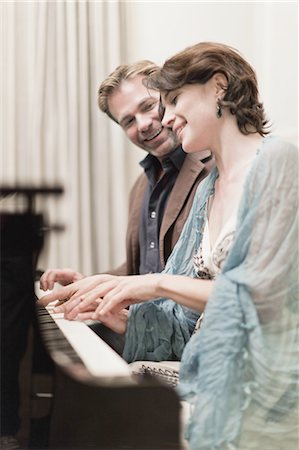 pianoforte - Couple playing piano together at home Foto de stock - Sin royalties Premium, Código: 649-05521648