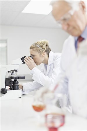 Scientists working in pathology lab Foto de stock - Sin royalties Premium, Código: 649-05521740